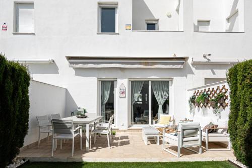 Casa La Playa - Conil (CASA LA PLAYA-CONIL Vacaciones de Lujo en Conil con Todas las Comodidades NETFLIX-HBO-DISNEY-CANALES) in Fuente del Gallo Beach