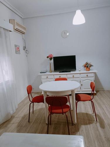 8 mins walk to Train Station Low Cost Youth Hostel 2
