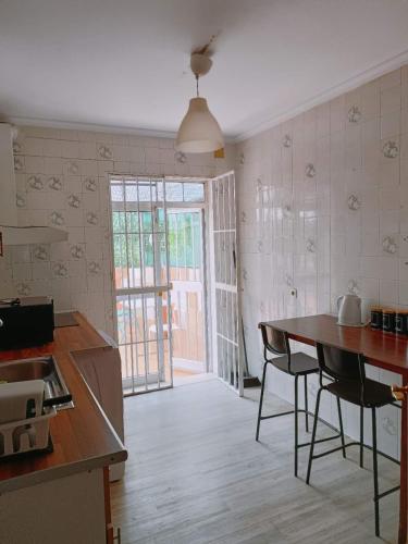 8 mins walk to Train Station Low Cost Youth Hostel 5