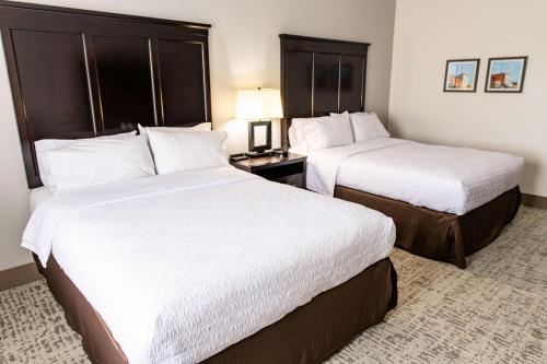 2 queen beds