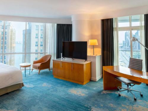 Premier Sea View King Room image 2