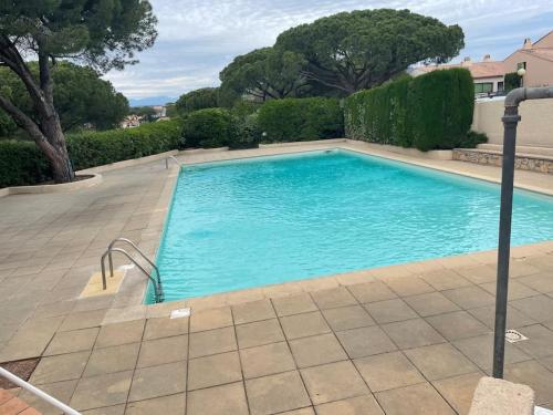 Apt Rez de jardin piscine dans residence near Chapelle Notre-Dame-de-Jerusalem