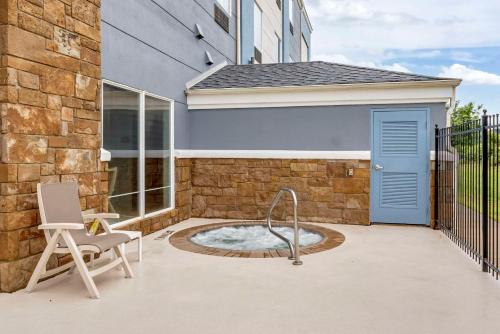 Gyógyfürdő, Comfort Suites in Palestine (TX)