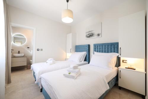 CROWONDER Villa Bura with Heated Swimming Pool and Jacuzzi