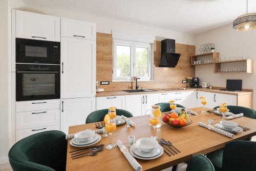 CROWONDER Villa Bura with Heated Swimming Pool and Jacuzzi - image 2