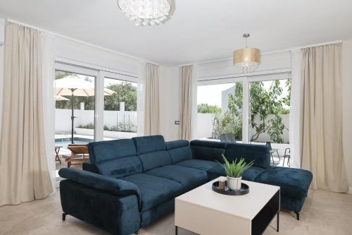 CROWONDER Villa Bura with Heated Swimming Pool and Jacuzzi - image 4