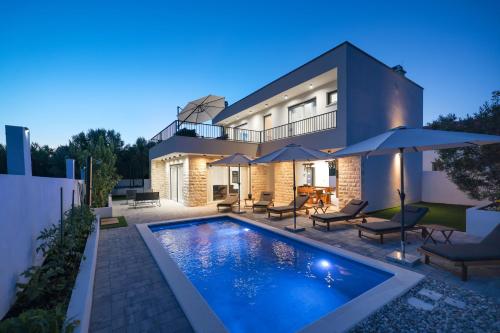 CROWONDER Villa Bura with Heated Swimming Pool and Jacuzzi