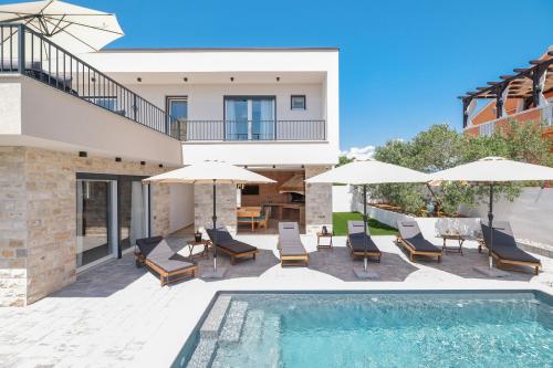 CROWONDER Villa Bura with Heated Swimming Pool and Jacuzzi - Accommodation - Privlaka