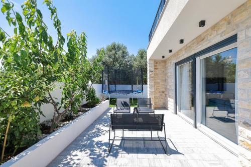 CROWONDER Villa Bura with Heated Swimming Pool and Jacuzzi