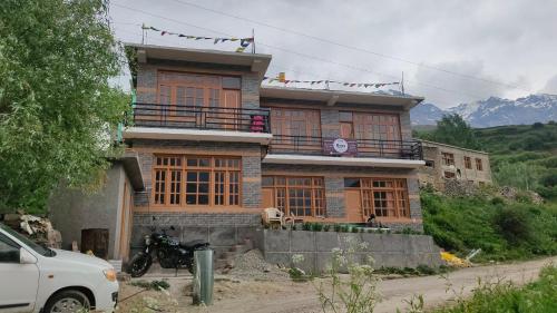 Bros Hostel & Cafe, Sissu