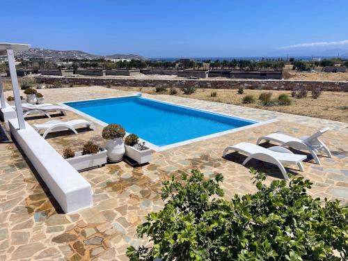 Quiet 3-bedroom sea view house with shared pool