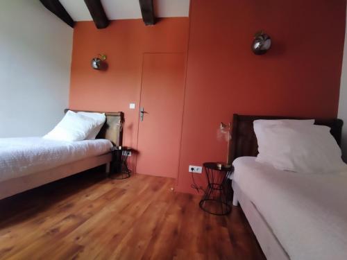 1 queen bed, 2 twin beds