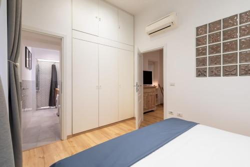 Trevi Fountain Boutique Apartment - image 12