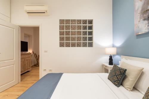 Trevi Fountain Boutique Apartment - image 2