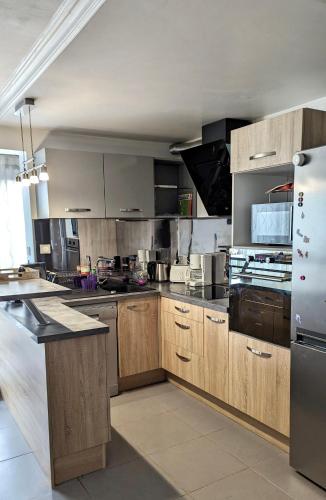 Kitchen, Apt Rez de jardin piscine dans residence near Chapelle Notre-Dame-de-Jerusalem