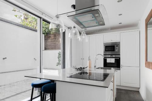 Kitchen, Wonderful Apartments near Portobello Road near Makan Restaurant