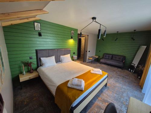 1 queen bed, 1 sofa bed