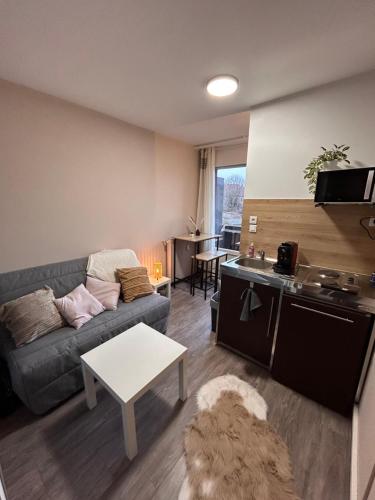 Cosy studio neuf avec balcon in ลาเซา