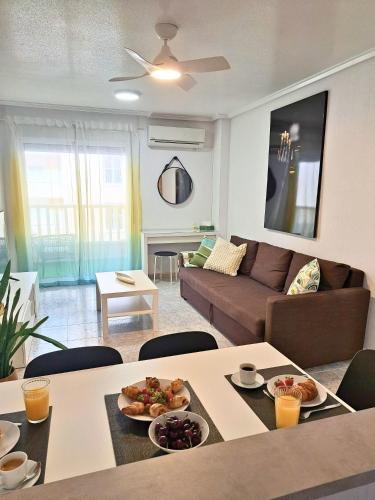 Apartamento con vistas al mar con piscina y parking
