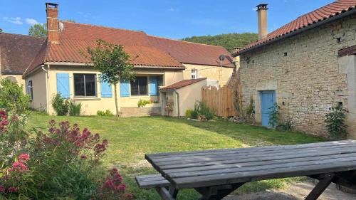 Maison de village avec jardin clos gîte à louer Bouzic