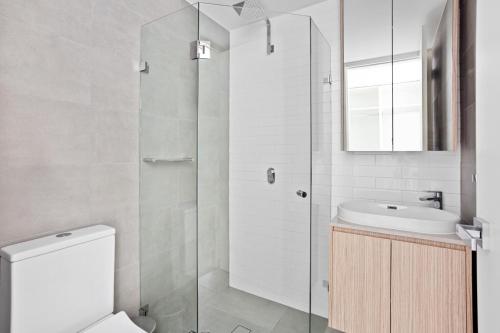 Inner West 1BR & Balcony - Mins to CBD - main image