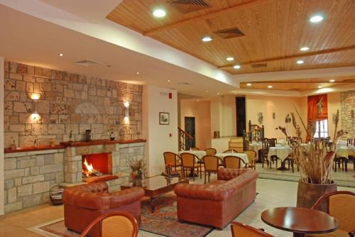 Bar/ Salón, Hotel Kynaitha in Kalavryta