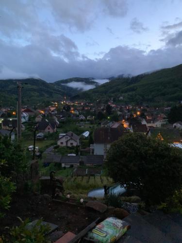 Skats, Au reposoir - vue sur la montagne in Buhl