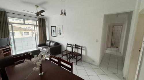 Shared lounge/TV area, Apartamento uma Quadra da Praia das Asturias in Vila Luis Antonio