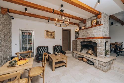 Közös társalgó / TV, Villa Principium with Infinity Edge Pool&Hot Tub in Kotor