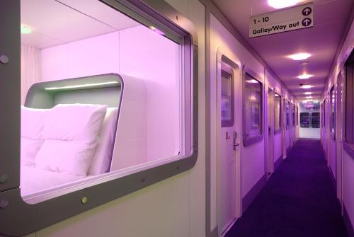 YOTELAIR Amsterdam Schiphol Transit Hotel 2