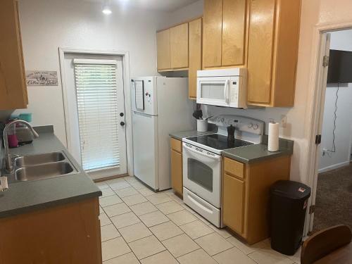 3 Bed 3 Bath Townhome near Tallahassee International Airport
