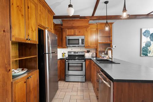 Les Manoirs Wpool & Hot Tub Near Village 120-7 in Mont-Tremblant, Canada