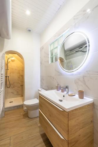 Shower, T2 climatise proche de Montpellier avec parking public ! in Saint-Georges-d'Orques