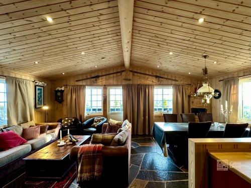 Cozy spacious cabin with sauna at Natrudstilen in Ringsaker