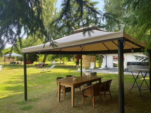 ห้องอาหาร, Willa Tini Sauna Basen in โรบุญ