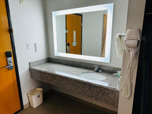 Quality Inn Near Seaworld - Lackland - image 10