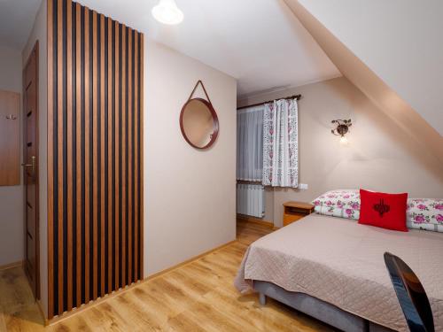 1 queen bed, 1 sofa bed