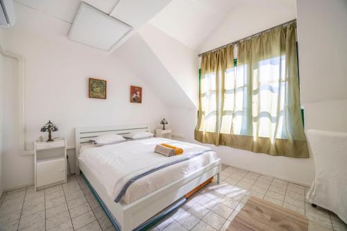 Zsuzsa Apartmanház (Zsuzsa Apartmanhaz) in Sukoro