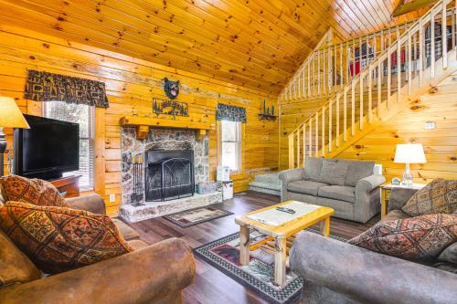 Sevierville Cabin with Hot Tub and Deck!, Sevierville