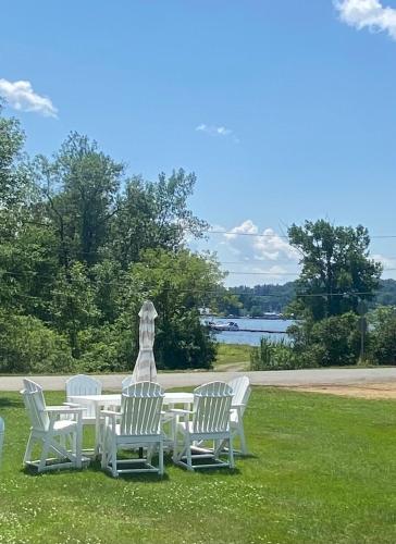 Beach House - On Lake Time in Derby (VT)