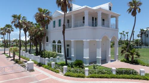Four-Bedroom Holiday Home image 3
