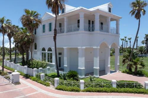 Four-Bedroom Holiday Home image 1