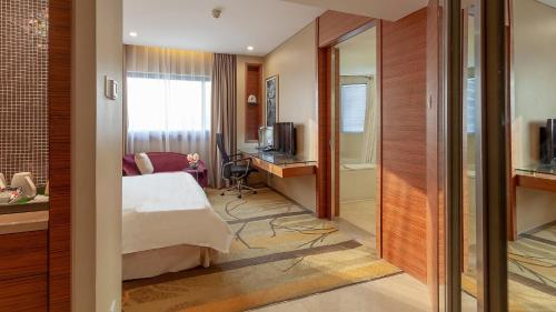 Executive King Room - Non-Smoking image 7