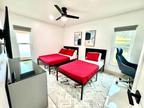 Upscale Tampa Bay Dream Home Pool with Putting Green in Tampa, USA
