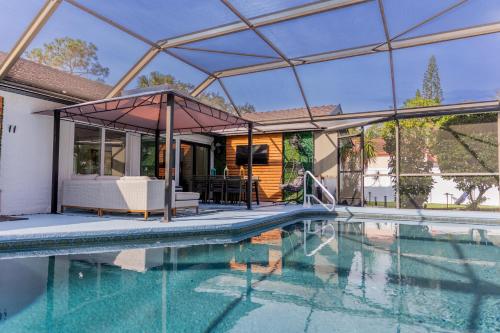 Upscale Tampa Bay Dream Home Pool with Putting Green in Tampa, USA
