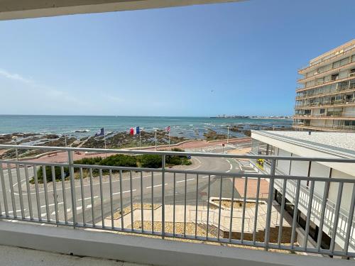 Splendide appartement frontal mer, 4 chambres, garage privatif, proche commerces et plages - FR-1-197-607