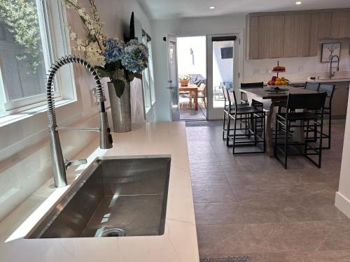 Urban Beach House- Downtown Huntington Beach in Huntington Beach, USA