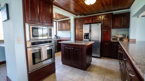 נוף חוץ, Presidential Suites 15-Oceanview Condo in Playa Flamingo