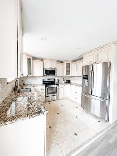 Quiet Retreat with Hot Tub, Pool Table and Spacious Yard in Moran Prairie