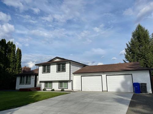 Quiet Retreat with Hot Tub, Pool Table and Spacious Yard in Moran Prairie
